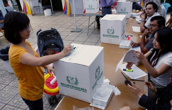 Abren los centros de votación para la segunda vuelta de las elecciones en Colombia