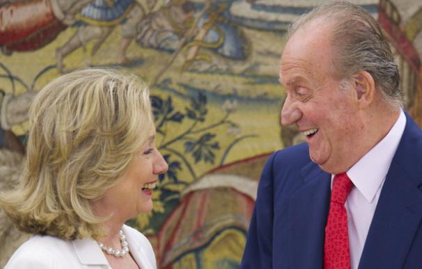 El entonces rey Juan Carlos recibiendo a la secretaria de Estado Hillary Clinton en Zarzuela el 2 de julio de 2011 (Carlos Alvarez/Getty Images Europe)