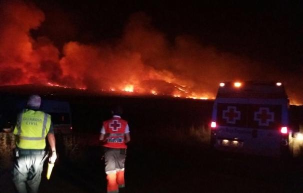 Desalojadas varias viviendas cercanas al incendio de Arroyo de San Serván, en el que trabajan más de cien efectivos