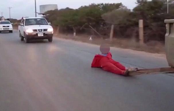El EI difunde un vídeo en el que se ve como arrastra a un supuesto espía por una carretera de Liba hasta la muerte
