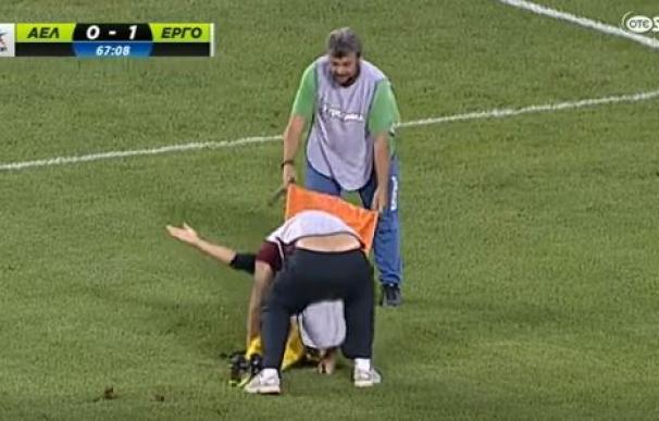 Los dos camilleros que dieron un esperpéntico espectáculo en un partido de Grecia