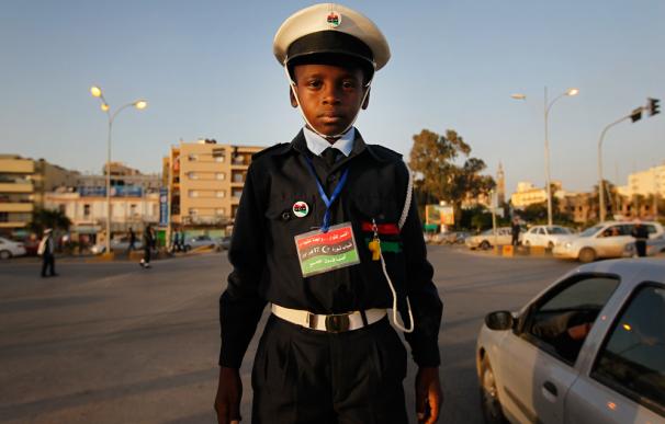 Un niño trabaja como guardia de tráfico en Libia.