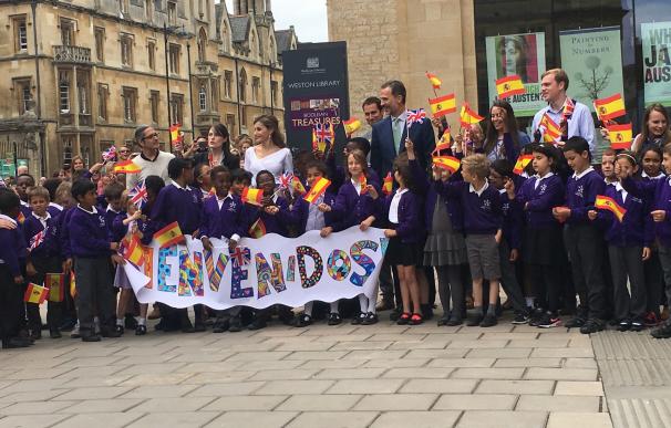 Escolares, turistas y curiosos reciben a los Reyes de España en la Universidad de Oxford