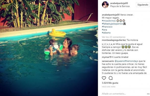 Anabel Pantoja disfruta de un chapuzón en la piscina con los hijos de Kiko Rivera y Chabelita