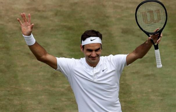 El tenista suizo Roger Federer celebra su victoria ante el checo Tomas Berdych (EFE/Tim Ireland)