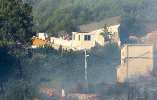 Los Bomberos controlan el incendio de Olivella, que ha quemado 60 hectáreas