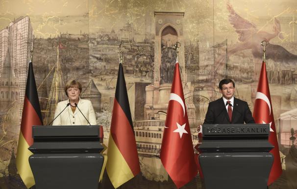 La canciller alemana Angela Merkel y el primer ministro Ahmet Davutoglu