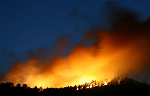 Continúa sin control el incendio forestal de Benifallet que ha quemado ya 20 hectáreas