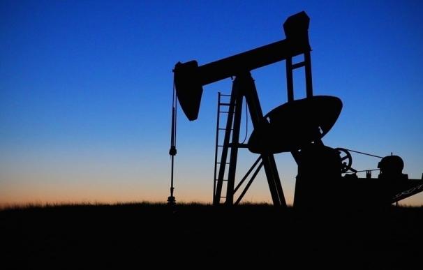 El petróleo avanza cerca de un 5% en la semana
