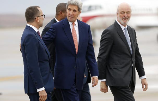 US Secretary of State John Kerry (C) walks with Am