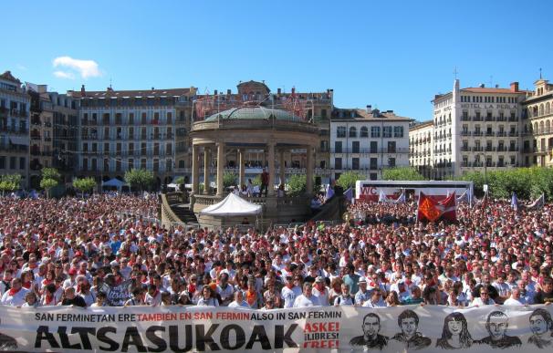 Miles de personas expresan su apoyo en Pamplona a los detenidos por la agresión de Alsasua
