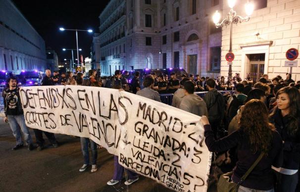 Concentración frente al Congreso en solidaridad con los sucesos de Valencia