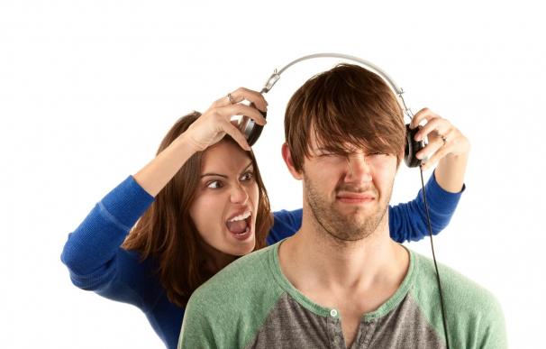 Al menos 8 de cada 10 españoles escuchan música con auriculares
