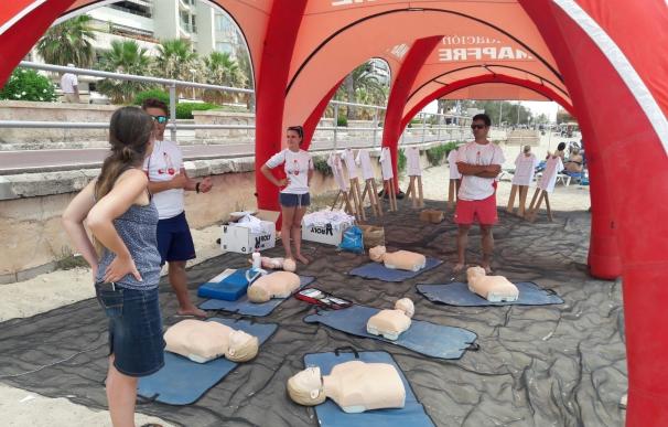 Socorristas enseñan en Can Pere Antoni y Ciudad Jardín a prevenir ahogamientos en la playa