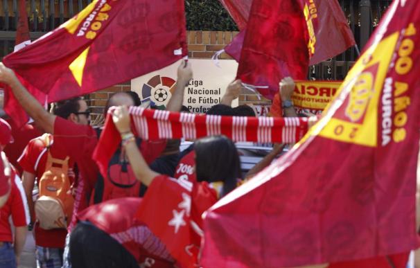 Unos 300 aficionados del Murcia se manifiestan en la sede de la LFP
