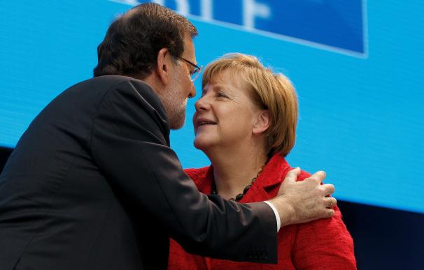Merkel saluda a Rajoy durante el Congreso del PPE en Madrid./Getty