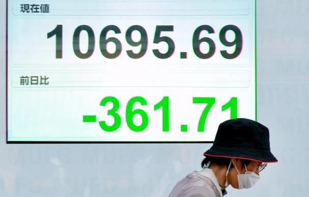 El Nikkei se hunde más del 3 por ciento tras el período vacacional