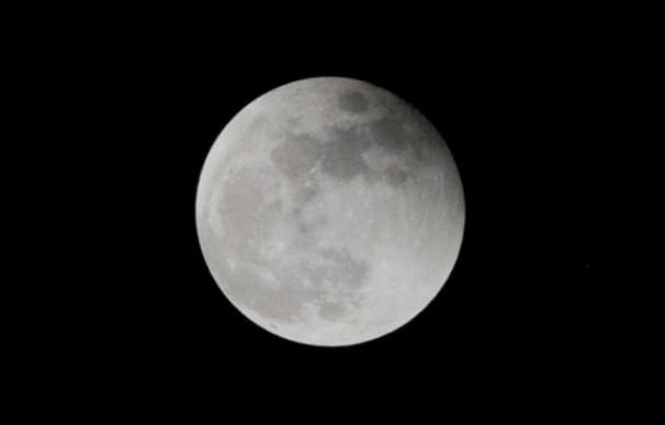 La luna llena se produce cuando la Tierra se encuentra situado entre el Sol y la Luna