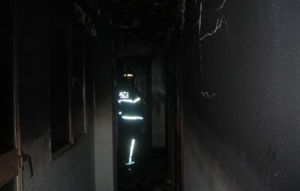 Un bombero dentro de la vivienda en la que tuvo lugar el trágico suceso (Diario de Cádiz)