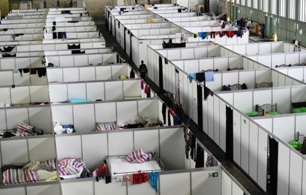 Habitáculos para familias de refugiados en el interior del aeropuerto de Tempelhof, el pasado diciembre. AFP