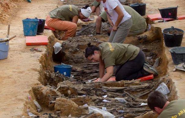 Encontrados unos 70 cuerpos "muy deteriorados" en la fosa de La Pedraja (Burgos)