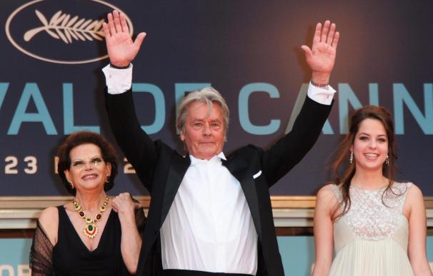 Alain Delon paraliza Cannes con el glamour más clásico