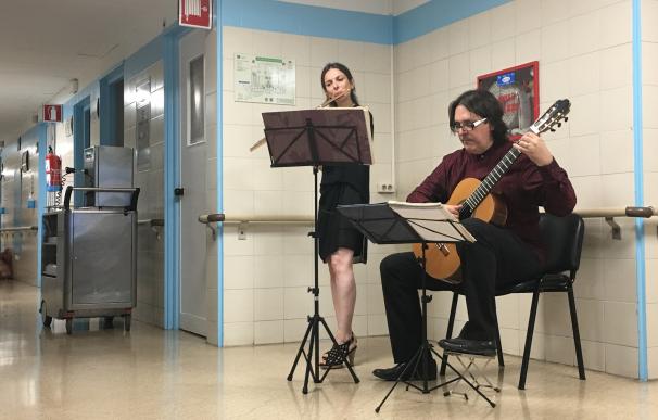 Pacientes del Regional disfrutan de los beneficios de la música gracias a Sinfonendo y Caja Rural Granada