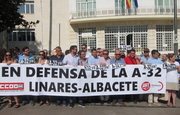 Concentración frente a la Subdelegación para exigir un impulso a la A-32 Linares-Albacete