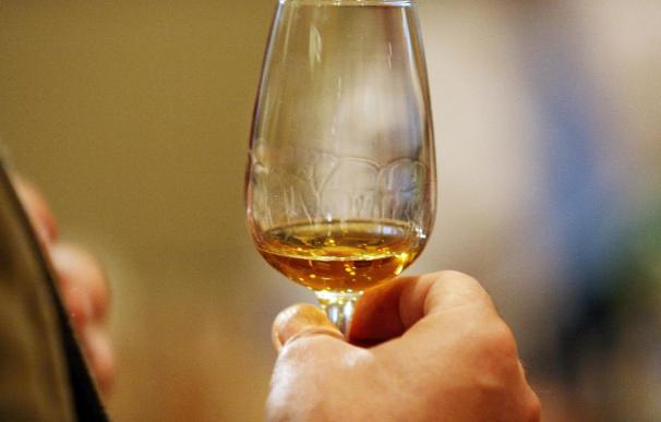 Logran abrir caja de whisky escocés enterrado hace un siglo bajo la Antártida