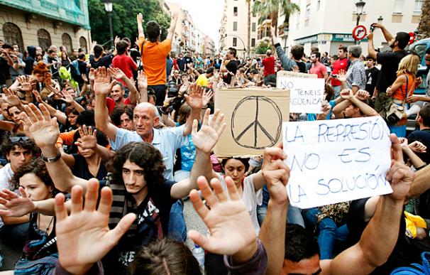 Miles de 'indignados' exigen la liberación de los cinco detenidos en Valencia