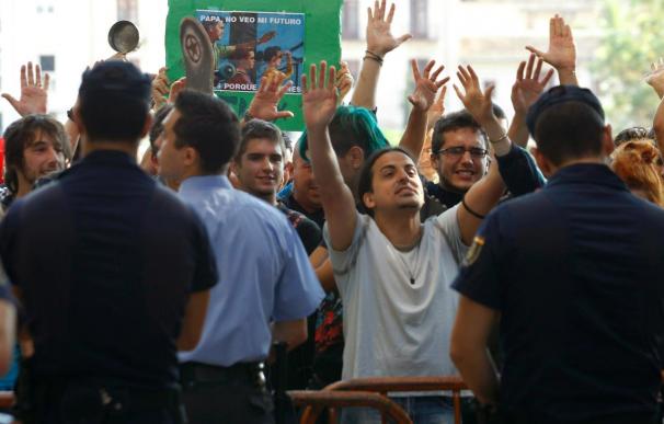 Dejan en libertad a la "indignada" detenida cuando protestaba ante Les Corts