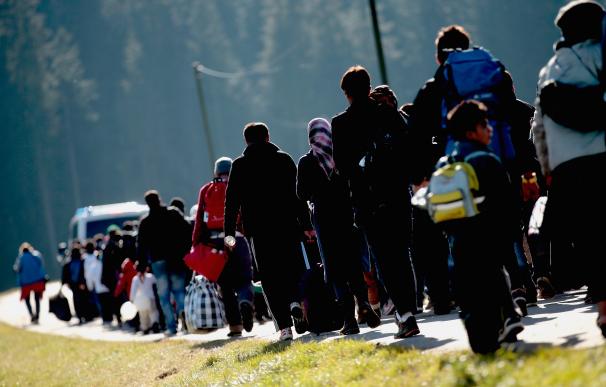 Refugiados cruzando la frontera austro-alemana por Baviera