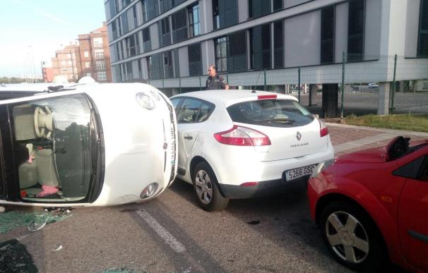 Un coche vuelca en la calle Las Cagigas y colisiona con otros dos sin dejar heridos