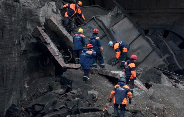 Ascienden a 60 los muertos por una explosión el domingo en una mina siberiana