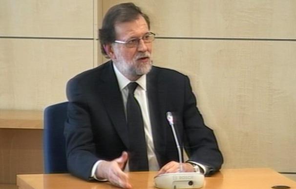 Rajoy niega conocer una caja B y sobresueldos y vio "razonable" dejar a Bárcenas un coche del PP y una sala