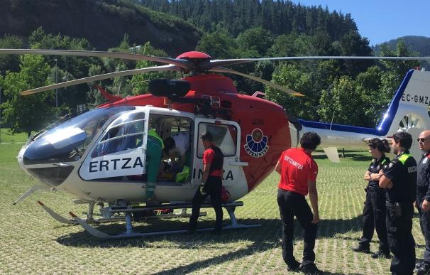 Rescatado en helicóptero un motorista accidentado en una pista forestal en la zona de Kanpazar