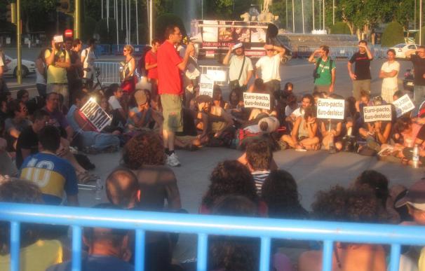 Los 'indignados' protestan en Neptuno contra la negociación colectiva y el 'Pacto del Euro'