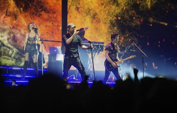El cantante Enrique Iglesias, en un momento del concierto que ofreció anoche en Santander (EFE/Pedro Puente Hoyos)