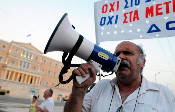 Nuevas protestas en Grecia paraliza el transporte marítimo y los trenes