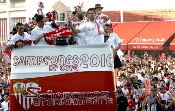 Comienza la celebración que acompañará a la Copa hasta el corazón de Sevilla