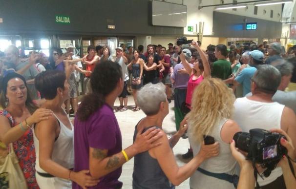 Abriendo Fronteras protesta en el aeropuerto por la "deportación" de un migrante en un vuelo Barcelona-Dakar