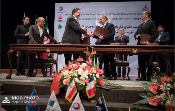 La compañía francesa Total firma un definitivo acuerdo energético con Irán