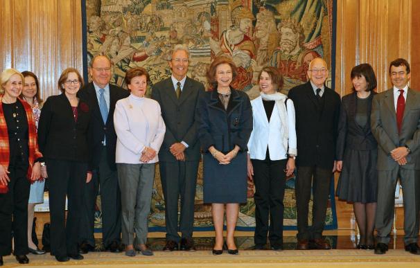 La Reina recibe a una delegación del Harvard Art Museum que visita España