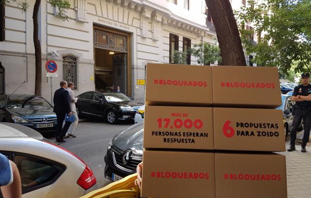 Oxfam Intermón 'entrega' 6 cajas en Interior con la hoja de ruta para que se "ponga las pilas" con los refugiados
