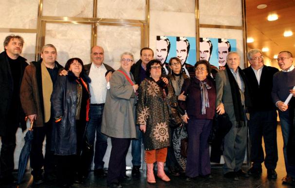 Un centenar de artistas suscriben un manifiesto contra el acoso a Garzón