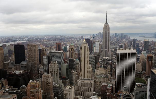 Los dueños del Empire State Building, el edificio más alto y conocido de la Gran Manzana, intensifican su campaña para evitar que a tan sólo dos manzanas se levante un nuevo gran rascacielos y seguir dominando así el "skyline" neoyorquino.