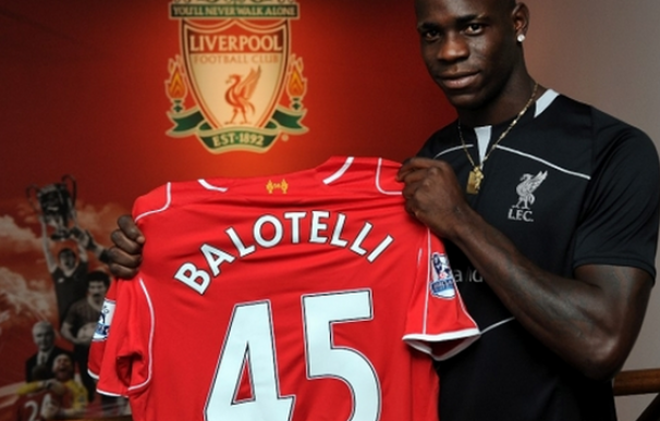 Balotelli ya luce con los colores del Liverpool