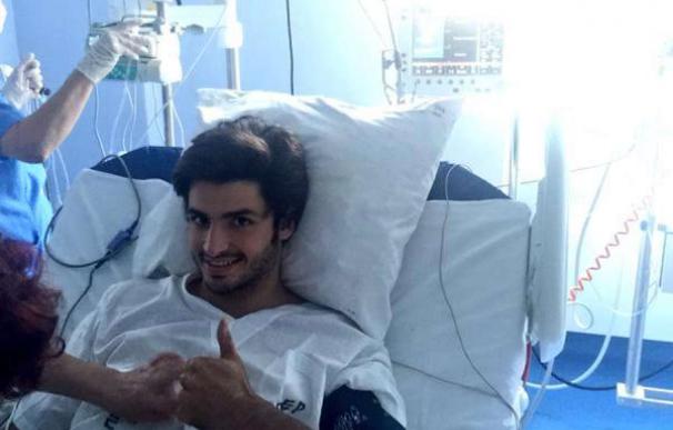 Carlos Sainz comparte una foto desde la cama del hospital