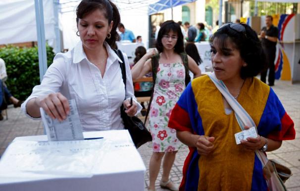 Los colombianos residentes en España acuden a votar en siete ciudades