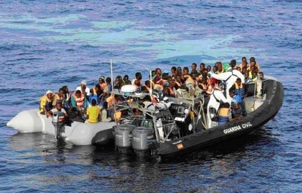 La Guardia Civil y la Guardia Costiera rescatan a más de 500 inmigrantes cerca de la costa de Libia